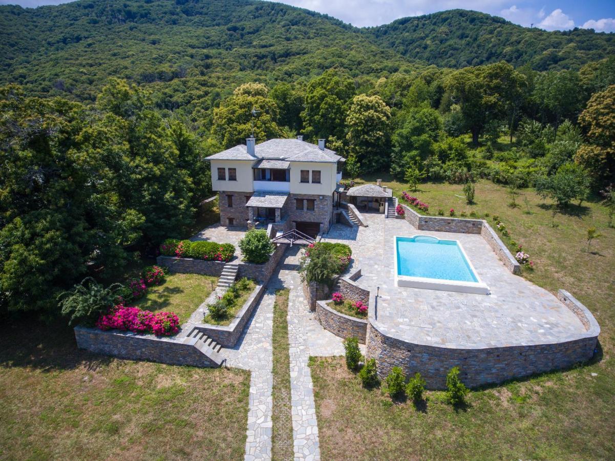 Luxury Villa With Pool In ツァガラダ エクステリア 写真